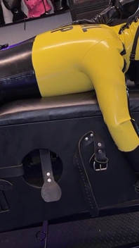Mistressae & Princess Latex rubberpop: randen, impact en pissen ademen