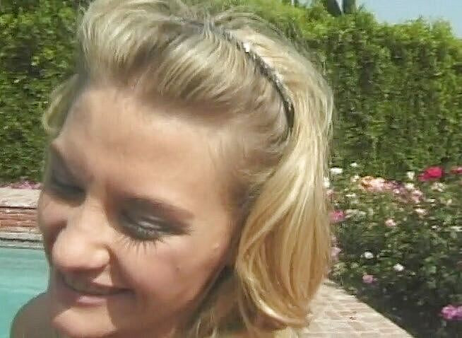 Cockleaders: Sıska amigo kız yüzme havuzunun yanında büyük yarakla sikiliyor