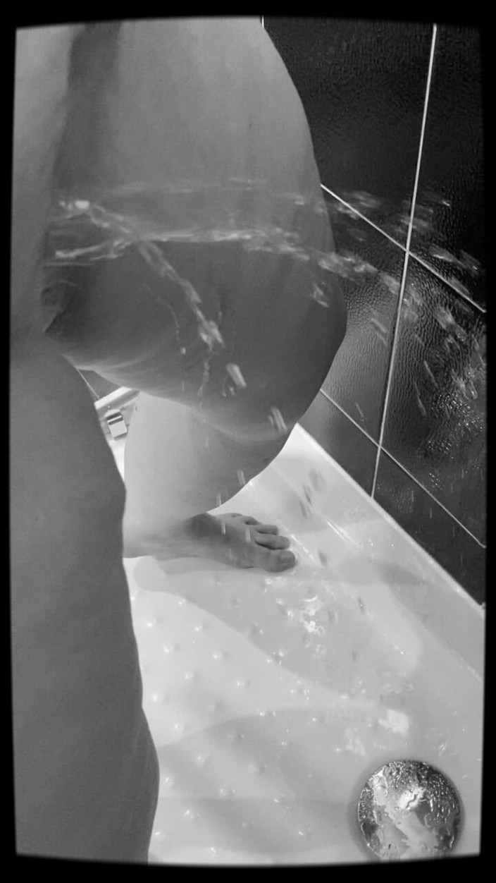 VikkiGeorgia: Писаю в душе