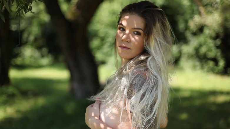 XCZECH: Hermosa Daniela mostrando su hermoso cuerpo en el verano