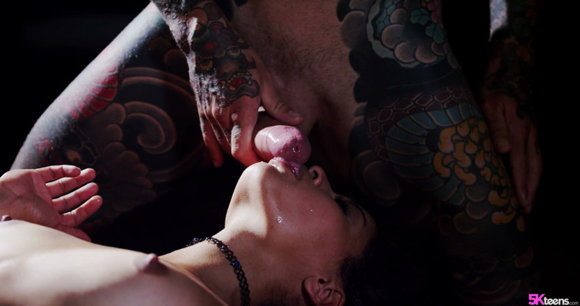 8KMILFs: Sexo apaixonado no escuro com Scarlet Rebel