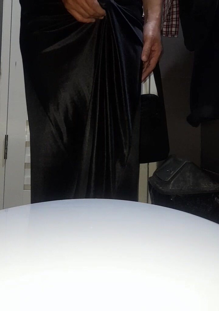 Naomisinka: Мастурбація в атласному шовку співачки