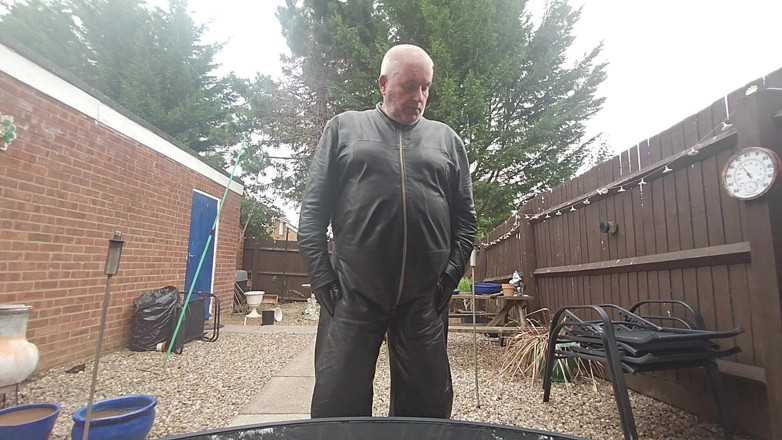 Leatherman63: Wanking Outside