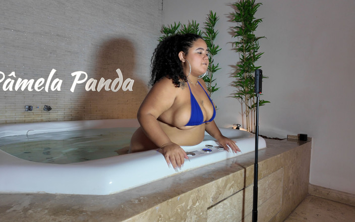 Pamela Panda: Ragazza bikini sola nella vasca idromassaggio dietro le quinte scena...