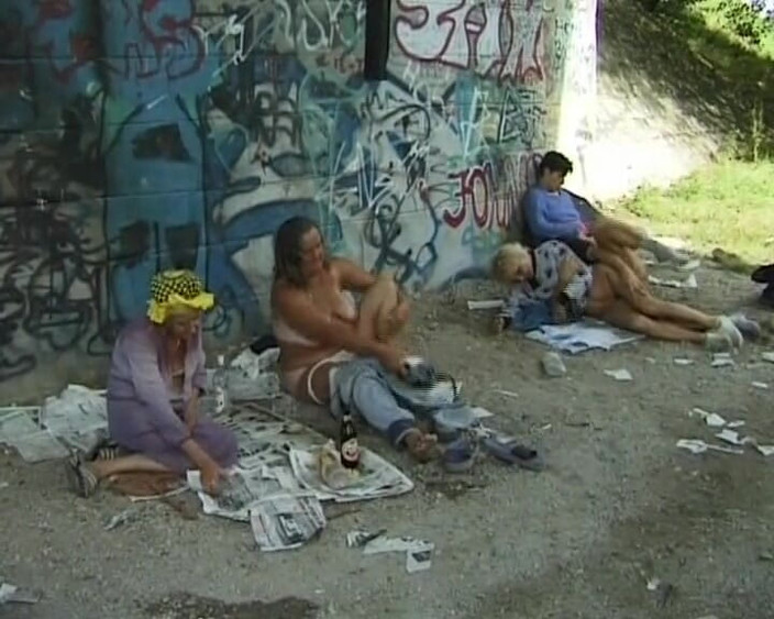 Deutsche XXX Filme: Группа возбужденных немецких дам трахает жесткий член на улице