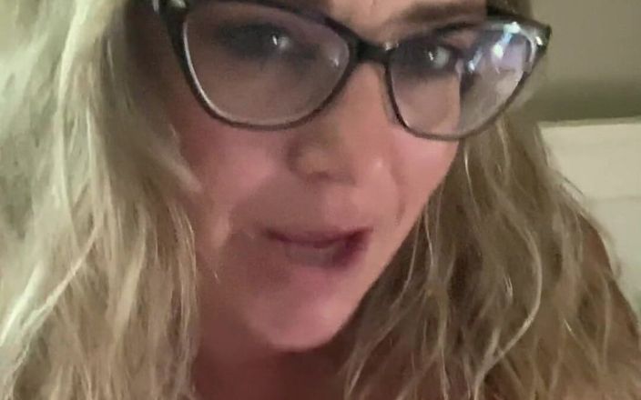 Lily Bay 73: Who Wants to Watch Me #masturbate Live??
