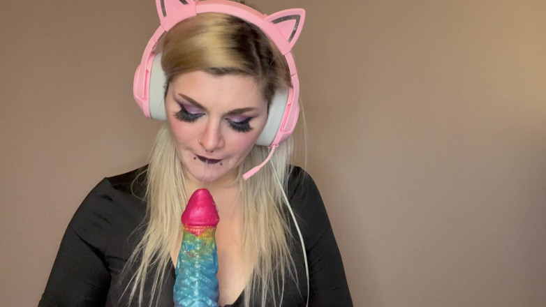 EeveeXo: Gadis gamer ngentot dildo ukuran raksasa sampai muncrat