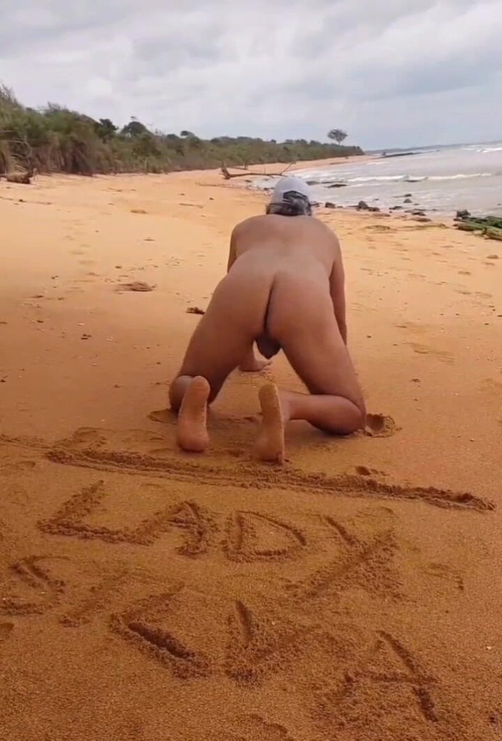 Ladysilvas: Ladysilva在海滩上赤身裸体，屁股真热辣