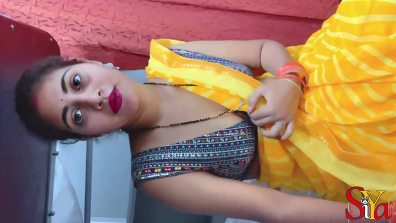 Vicky Siya: Indian Siya Bhabhi Honeymoon in Train with Strange Passenger