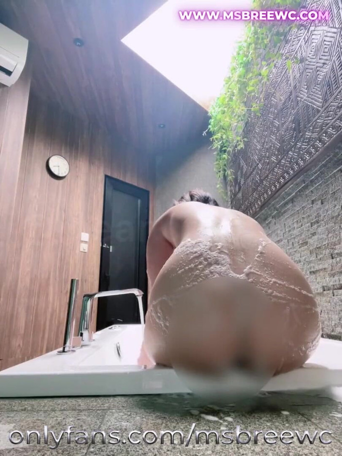 Msbreewc: Bere si perličkovou koupel, část 2