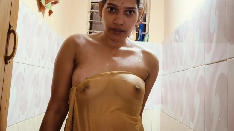 Madhu bhabhi: Natural Village House Wife Nude Bathing Video