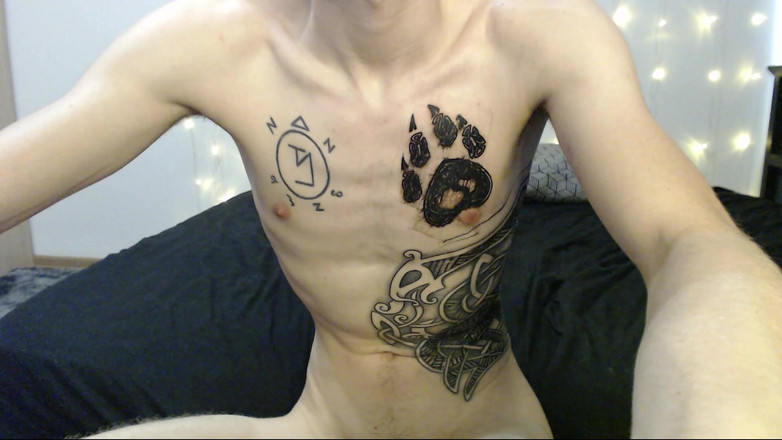 endo_wolf: 穿着肮脏军靴的 Endo 展示他的洞