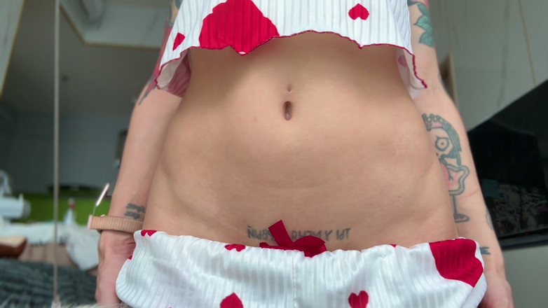 TattoedGirl666: Hubená studentka si hraje s pupíkem a škádlí si s hubeným...