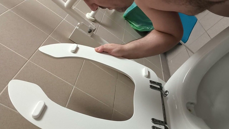 LeccaCessi: Leccare Un Bagno Pubblico