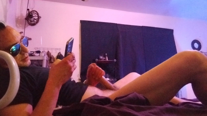 RoyToyBoi: Приятельница с большим хуем отсасывает порцию спермы