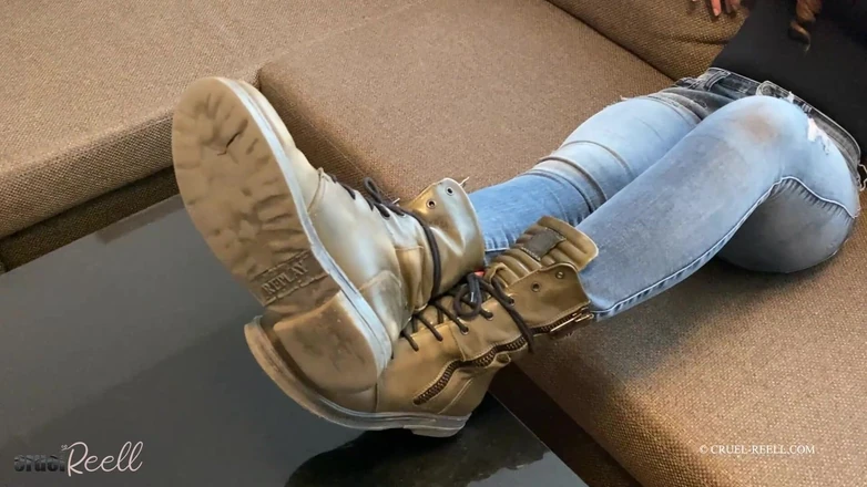 Cruel Reell: Olhe para minhas botas sujas, perdedor