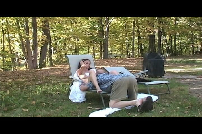 Candi Annie: Найкращий секс на відкритому повітрі зі зрілою мілфою Кенді Енні, фотосесія йде хардкорно!