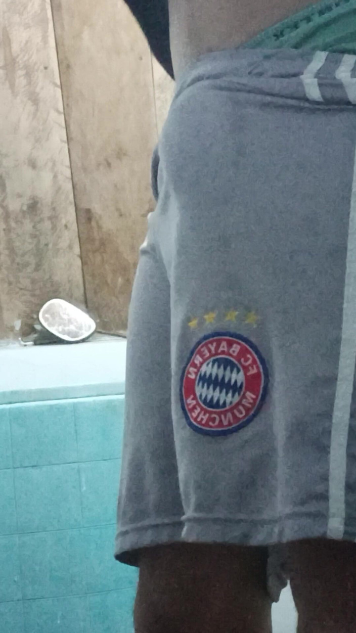 AdmHell: 大鸡巴再次在浴室撒尿