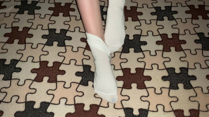 Gloria Gimson: Dívka si hraje s nohama v bílých bavlněných ponožkách