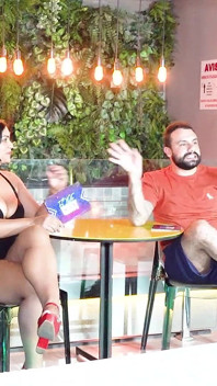 Hinter der Kamera gebe ich ein Interview mit Lukas Zaads Fode-Besetzung