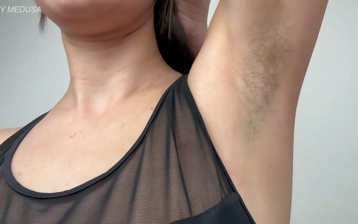 Lady Medusa: 내 냄새 나는 털이 많은 겨드랑이를 핥는 동안 딸딸이 - 굴욕