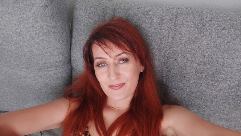 GinnaGg: Mă ating prin chiloți, un tufiș pufos iese din chiloți,...