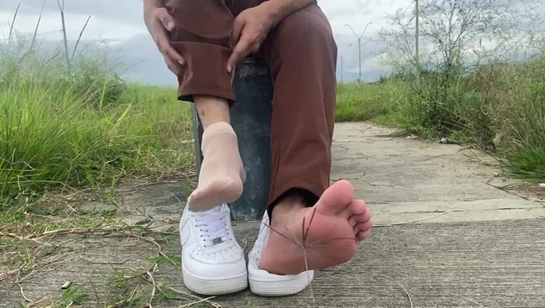 Mr Feet Colombia: GOLI BUTY PUBLICZNIE I ZAKŁADA PRZEZROCZYSTE POŃCZOCHY