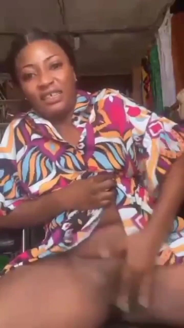 Me and my new slut: Geile mama masturbiert in ihrem laden, öffentliche masturbation, zucker-mama