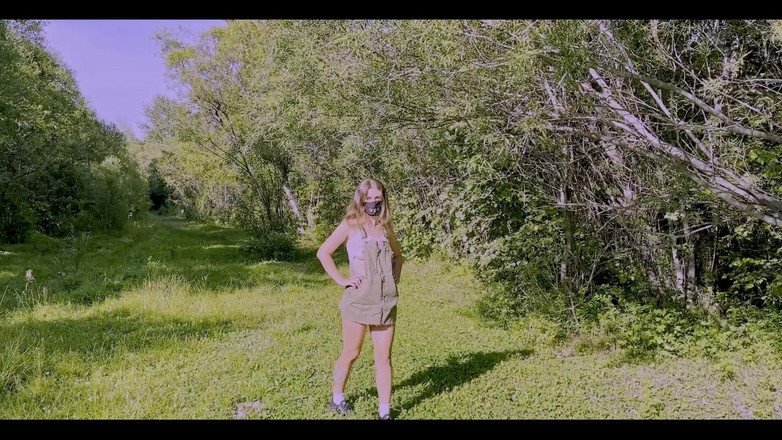 Juli Smith Meow: Açık havada seksi yürüyüş