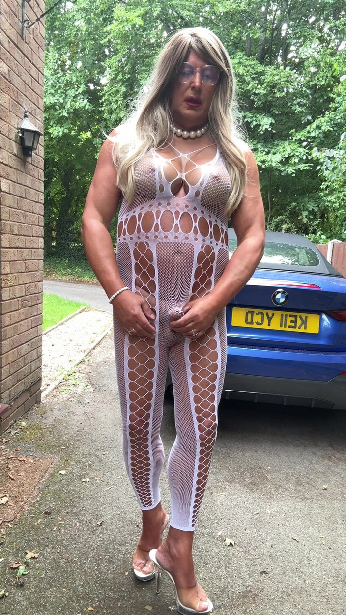 Kellycd2022: 흰색 망사 캣수트와 힐을 신은 섹시한 크로스드레서 Kellycd20222