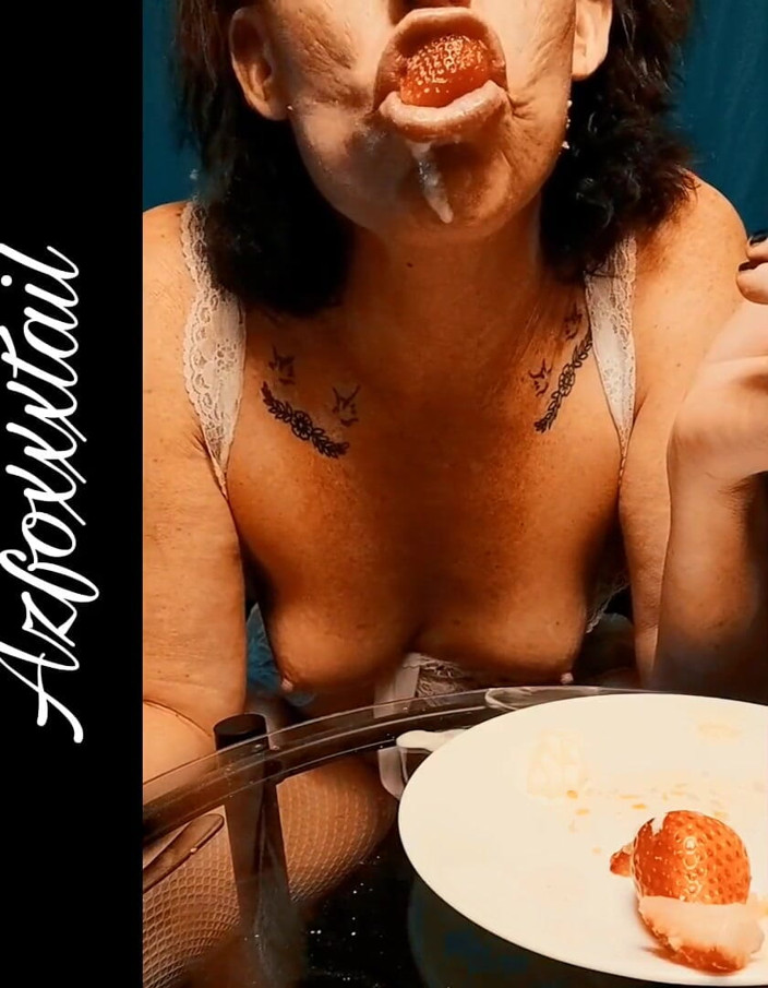 AzFoxxxTailPhelicia: Erdbeeren schlagsahne 2