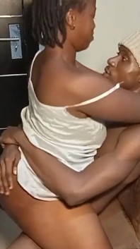 Milf excitată seduce și fute cel mai bun fiu vitreg care a vizitat