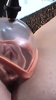 Petty (19) Mrdka pro její kundu do pusy