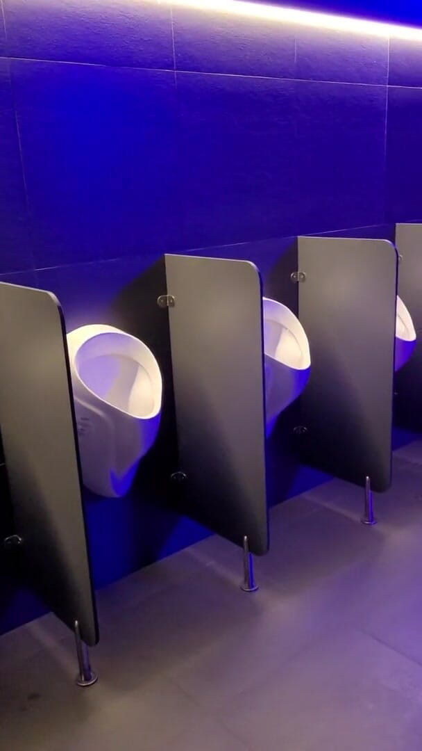 Wanker forever: Ngocok berisiko di toilet umum