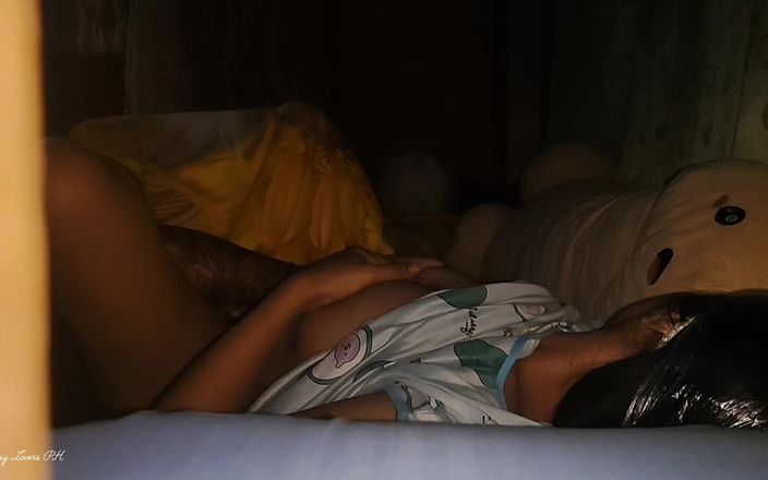 Pinay Viral Scandal: ワイルドでホットなセックスで義理の妹とベッドを共有する