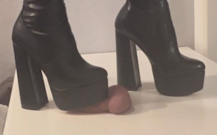 Miss Blackrose: Pantat montel memijak - Crush Crush CBT