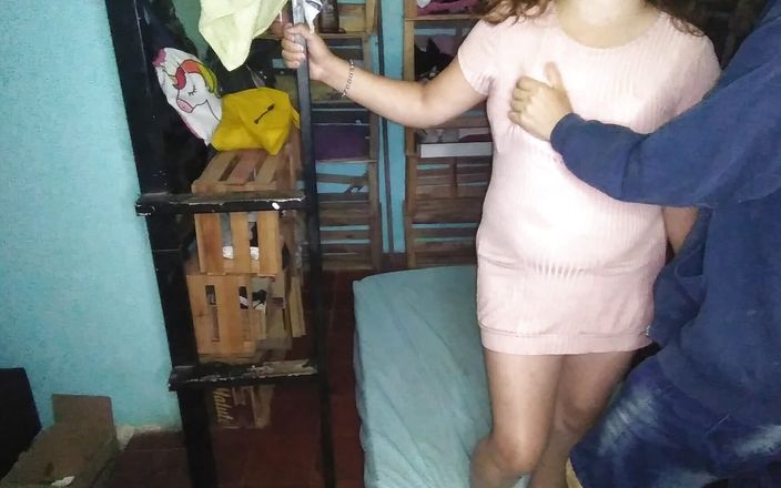 Fitcure1: 彼女のおっぱいに触れ、短いドレスを引っ張り上げ、遊んで彼女のお尻にキスをします。