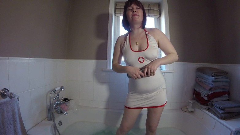 Littlevixen: Pielęgniarka robi się bałagan w pianie do golenia