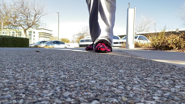 Tan feets: Tanfeets na zewnątrz publicznego pantofelka dokucza z naturalnymi paznokciami