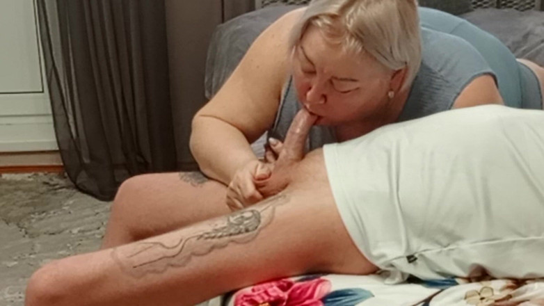 Zona901: Stiefmutter gibt blowjob, um heißes sperma zu genießen