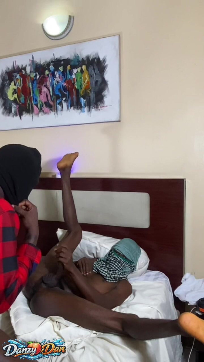 DanzyDan: 他们用他们的大黑轮流射在我的小穴上