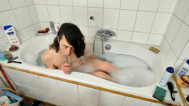 Sara B: Suck dildo in bath