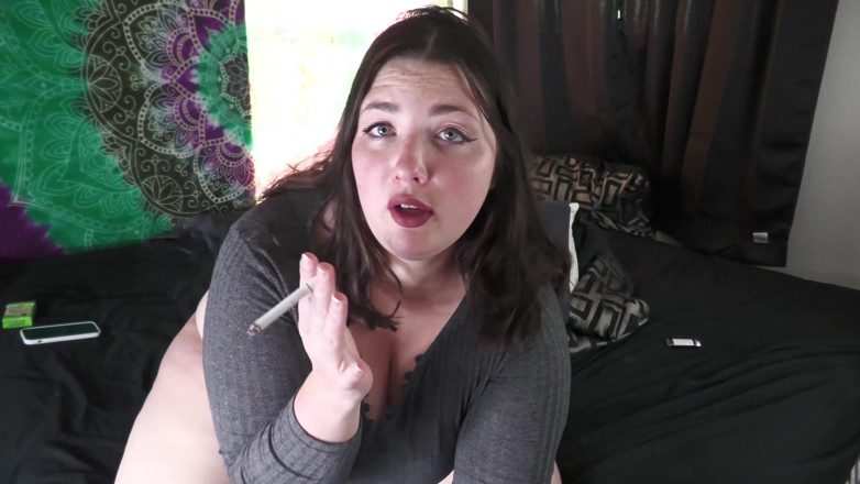 Ashley Lynn: Teen bbw fuma, si masturba e allarga la figa e...
