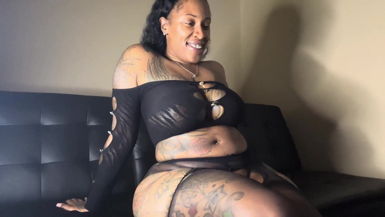 Onlyfanscushkingdom1: Une MILF sexy à gros cul et gros nichons se fait...