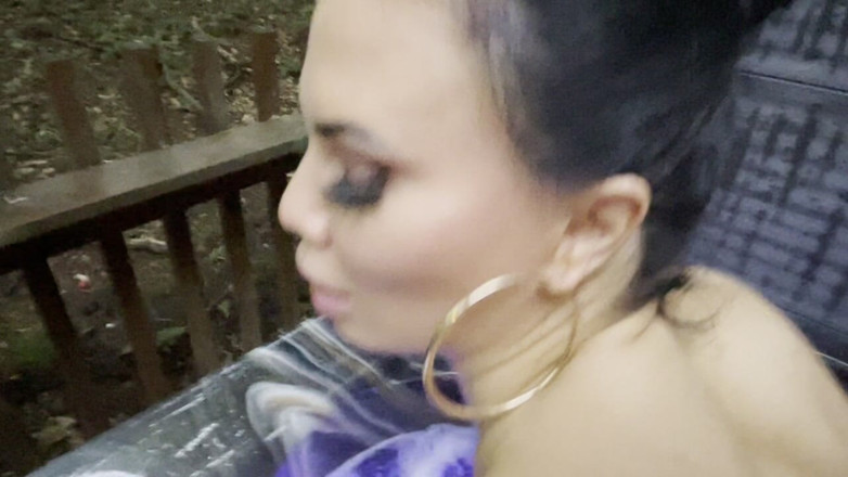 Jasmine Jae: Ngentot di bak mandi air panas di luar ruangan