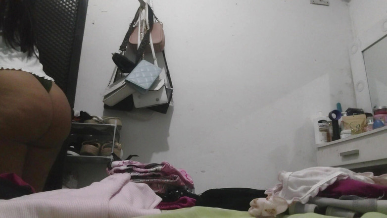 Katrina4deluxe: Gadis imut nungging dan kamu bisa liat pantatnya