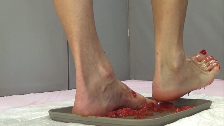 AnnaBUST: Tôi giẫm đạp dâu tây bằng chân và đi tiểu vào họ