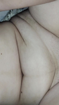 Pornô caseiro com a namorada do meu amigo enquanto ele não está em casa