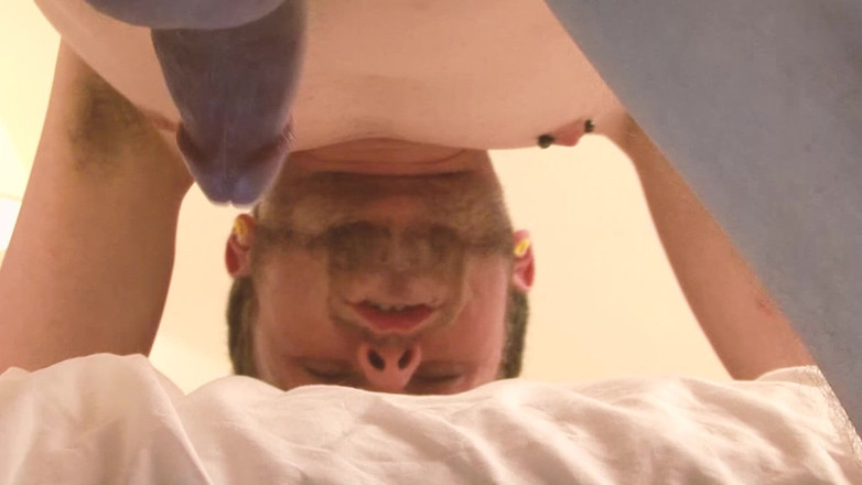 SEXUAL SIN GAY: 欲求不満な召使いたち シーン3:欲求不満のゲイ男性がホテルで友人にセックスを頼む