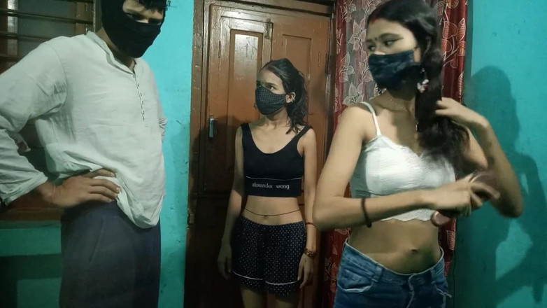 Raitorani: Due ragazze e un ragazzo compagno di classe del college...